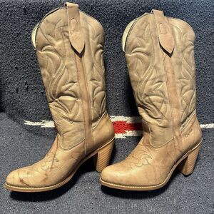 Vintage Womens‎ tan capezio slant heel western cowboy boots 8.5 Made In USA